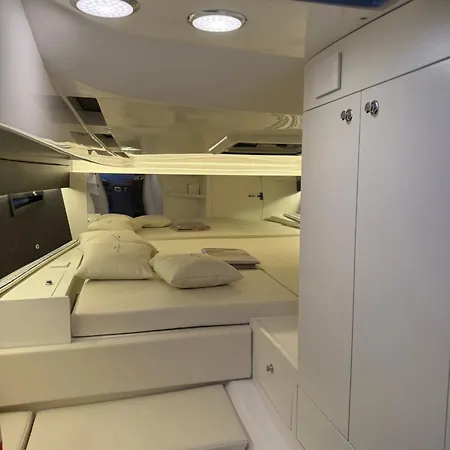 Notte Romantica Su Nave 보트호텔 Feriolo